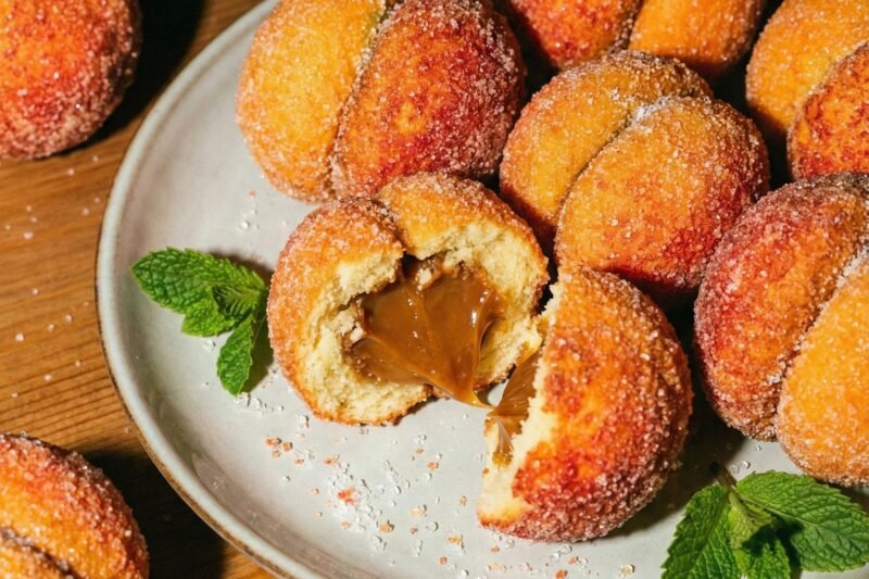 Naminiai „Persikai“ su virintu kondensuotu pienu – kaip iš vaikystės