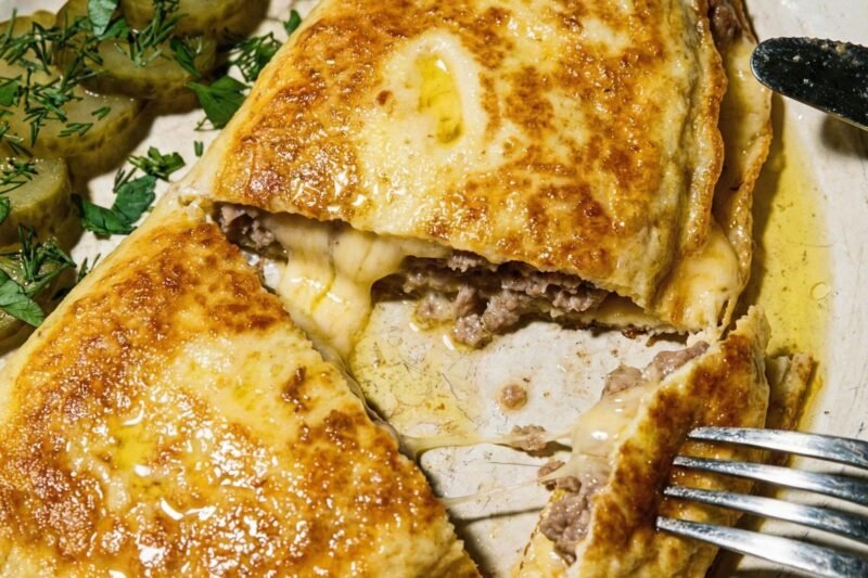 Tinginio brizolis keptuvėje – sotu, greita ir labai sultinga