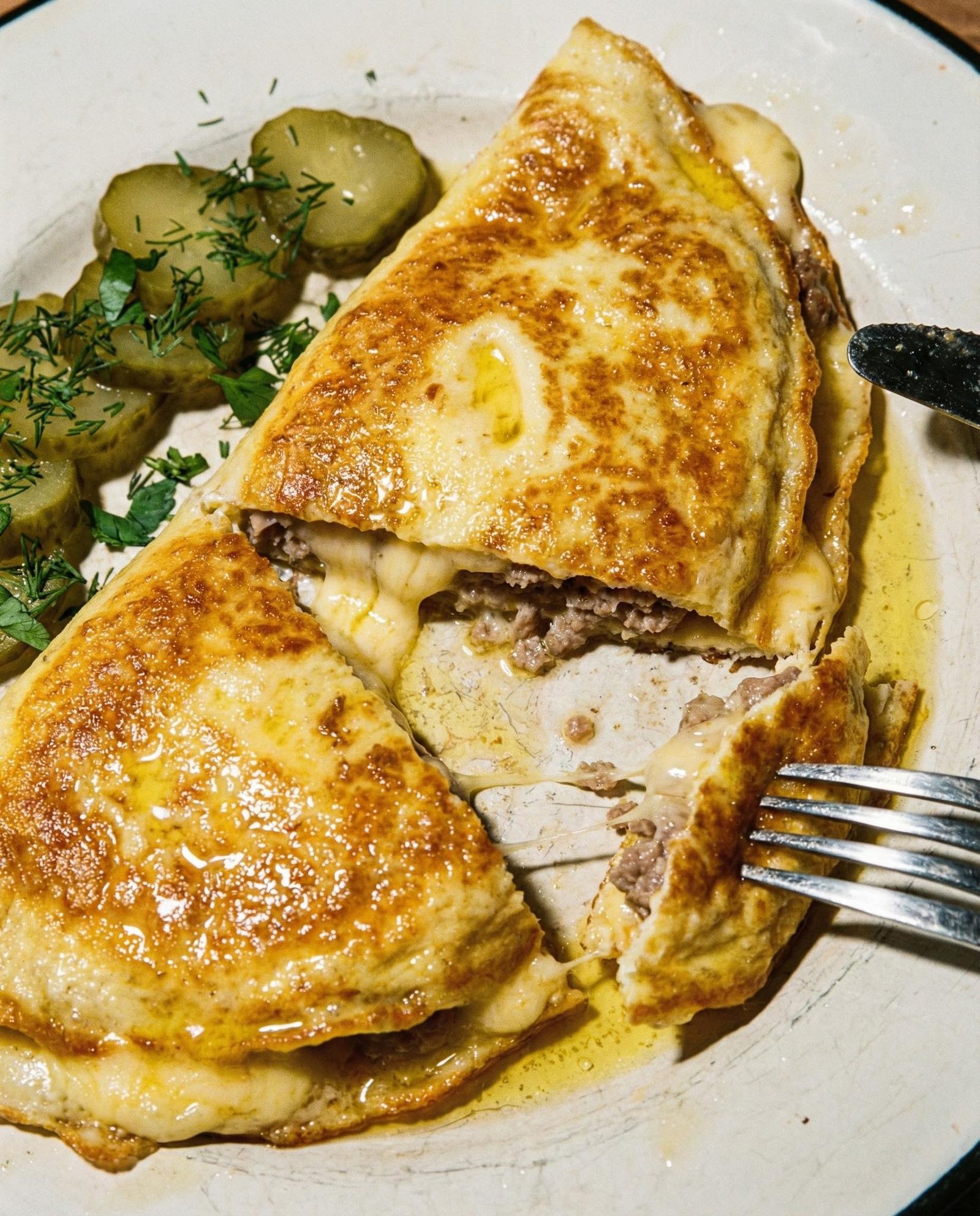 Iš saujelės faršo – pilna keptuvė vakarienės: tinginio brizolis, kuris visada pavyksta