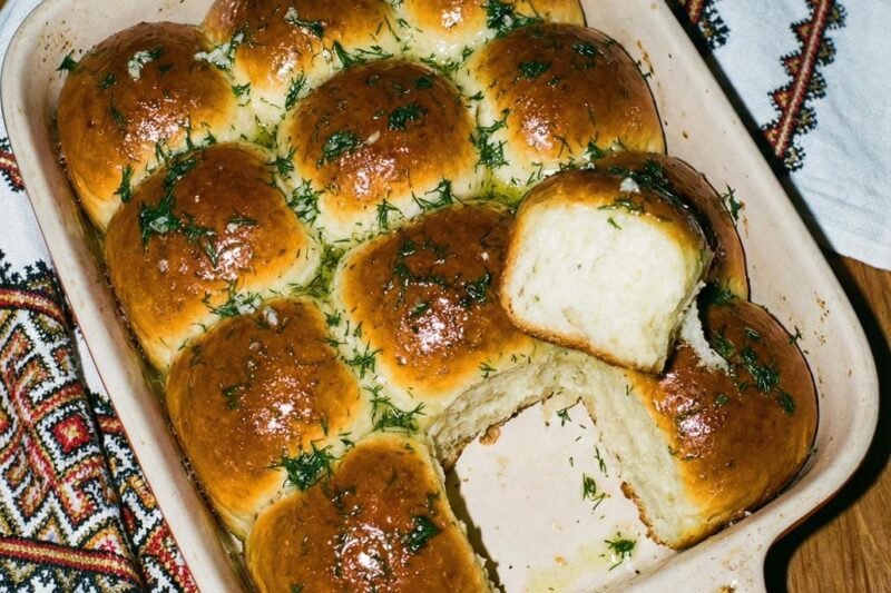 Česnakinės bandelės prie barščių