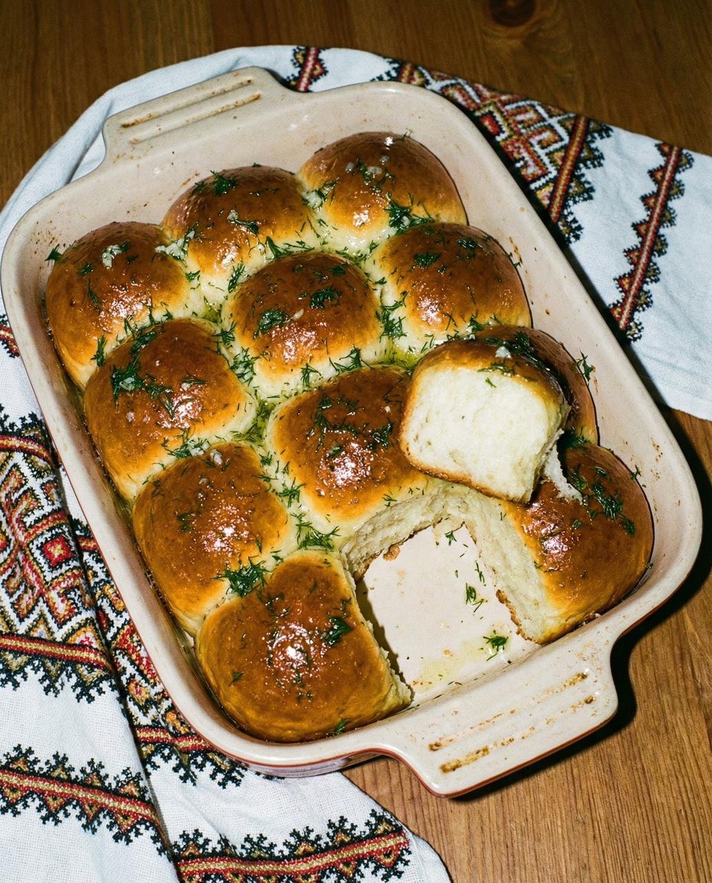 🧄 Kepu vietoj duonos: šios česnakinės bandelės dingsta dar karštos