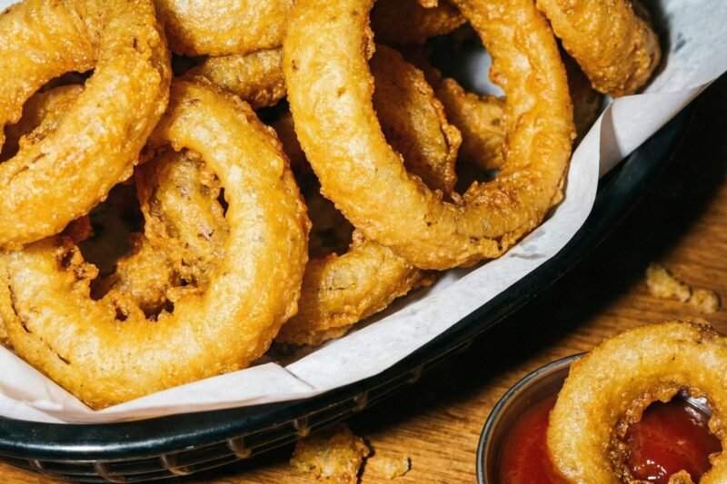 Traškūs svogūnų žiedai: paprastas užkandis iš kelių ingredientų