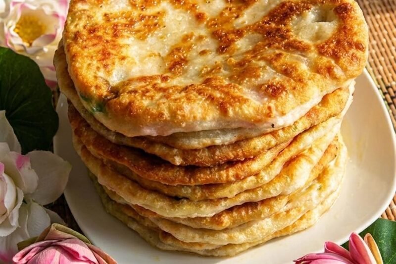 Greiti kefyro ir sūrio paplotėliai keptuvėje