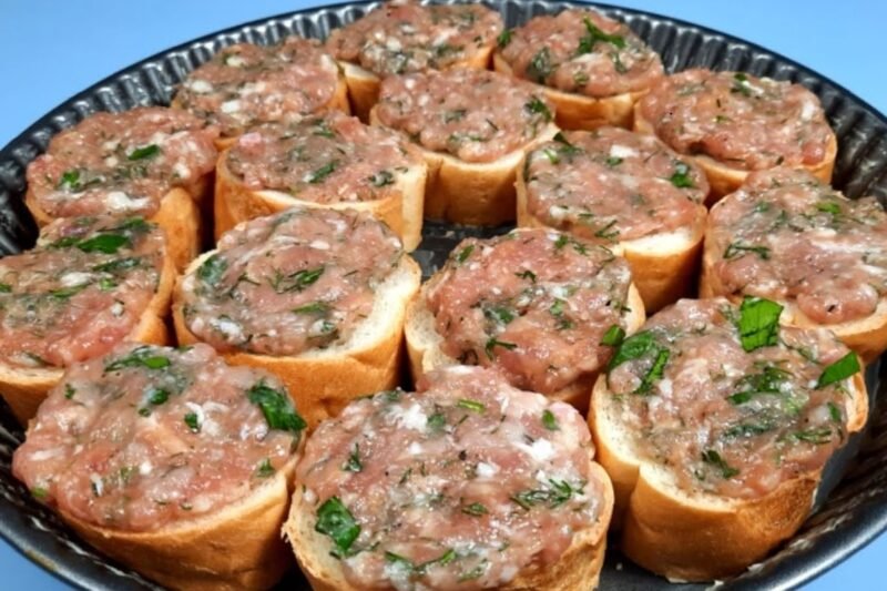 Keptas batonas su faršu, daržovėmis ir sūriu