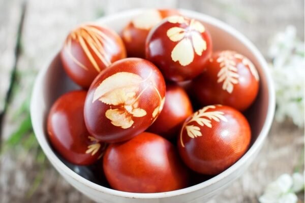 🥚 Kaip gražiai ir taisyklingai nudažyti kiaušinius svogūnų lukštuose Velykoms: visi būdai