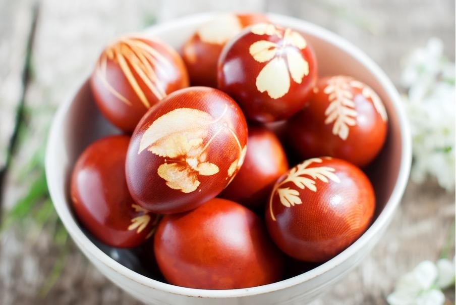 🥚 Kaip gražiai ir taisyklingai nudažyti kiaušinius svogūnų lukštuose Velykoms: visi būdai