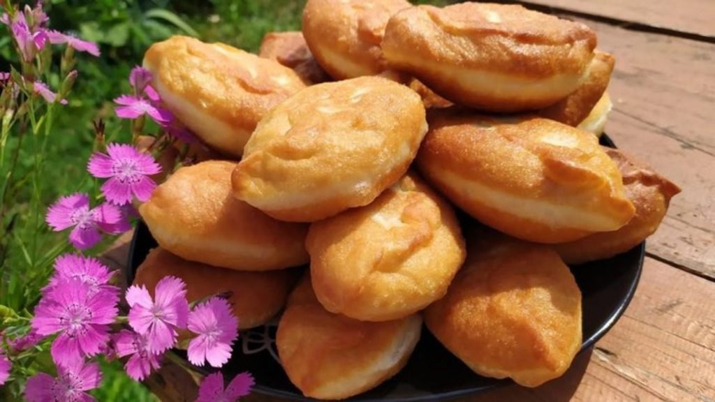 Minkšti kaip pūkas pyragėliai su varške ir krapais – receptas, kuris visada pavyksta