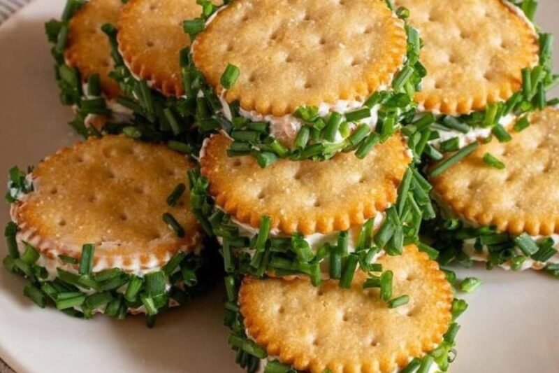 Mini sumuštiniai su krabų lazdelėmis – paprastas užkandis, kuris visada tampa pagrindiniu akcentu