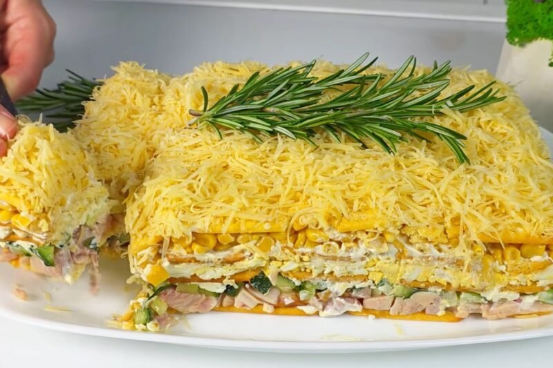 Velykinė sluoksniuota mišrainė „Sniego sluoksniai“ — kai paprasti ingredientai virsta šventiniu patiekalu