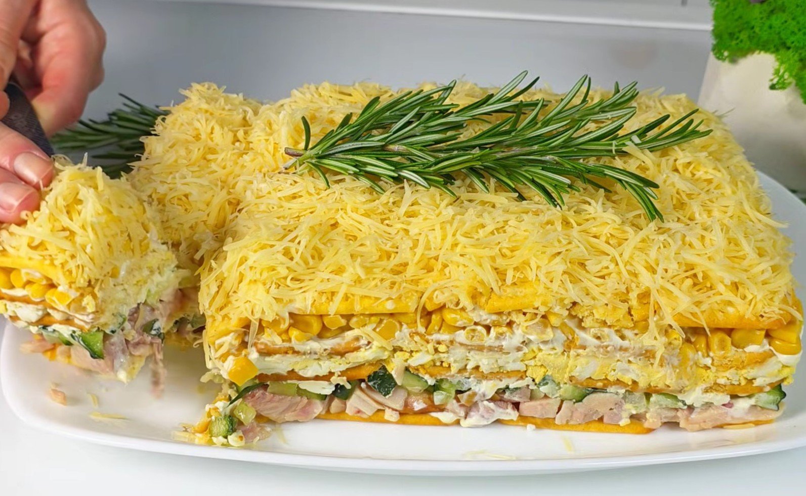 Velykų stalas be šios mišrainės jau nebeįsivaizduojamas — sluoksniuotas „tortas“, kurį suvalgo pirmiausia