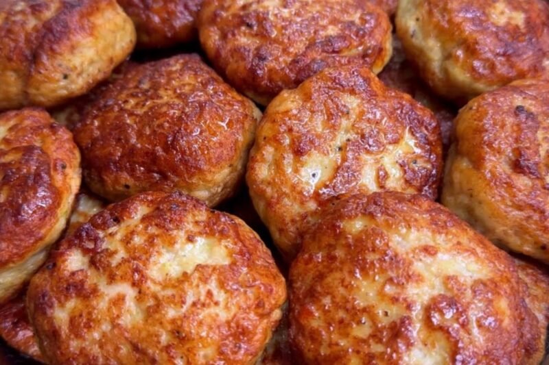 Kotletai su bulvėmis vienoje keptuvėje – paprastas ir labai sotus šeimos patiekalas