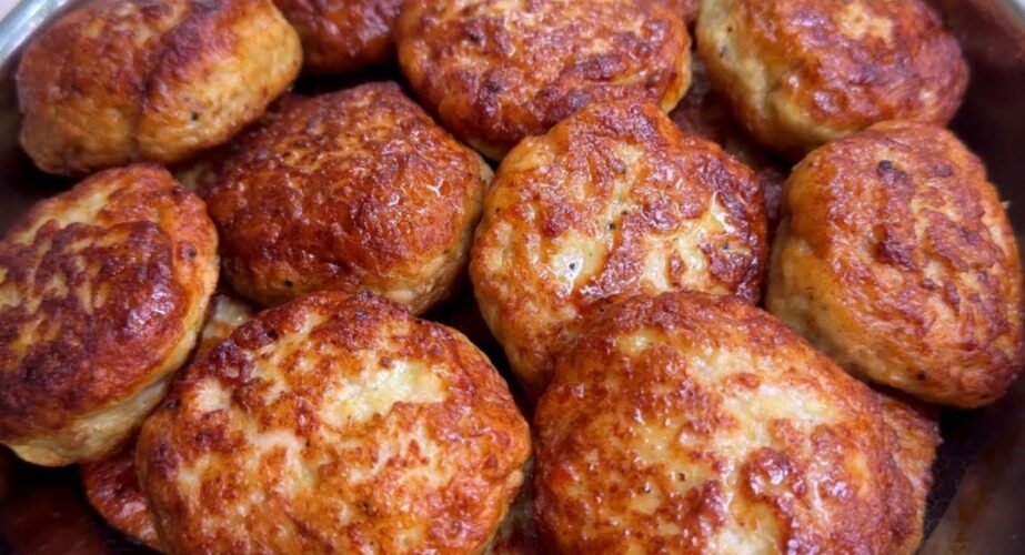 Kotletai su bulvėmis vienoje keptuvėje – paprastas ir labai sotus šeimos patiekalas