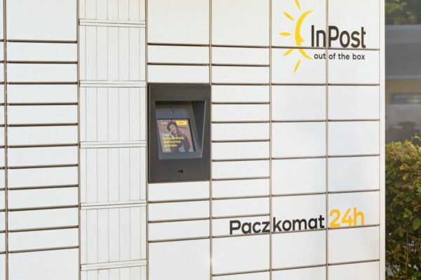 „InPost“ žengia į kelionių rinką: bendrovė siūlo siųsti lagaminus per paštomatus