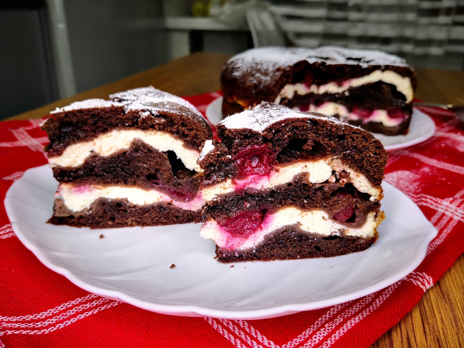 Šis šokoladinis tortas su vyšniomis atrodo kaip iš brangios konditerijos