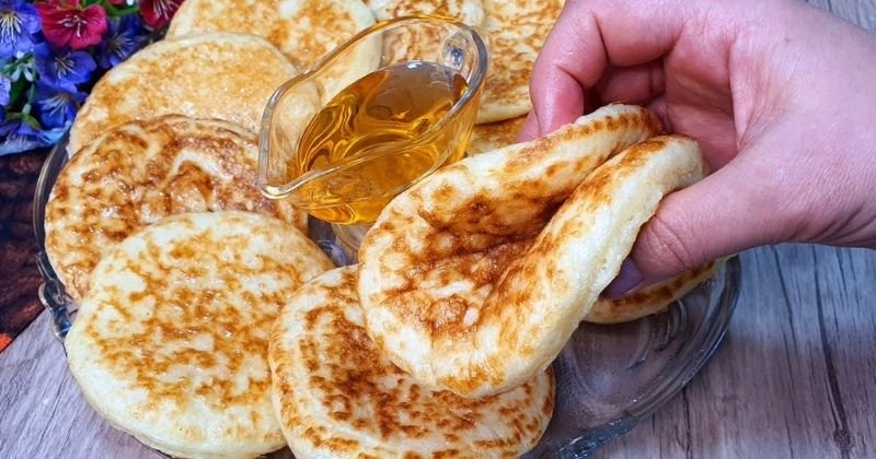 Purūs mieliniai blyneliai su manais be kiaušinių ir pieno