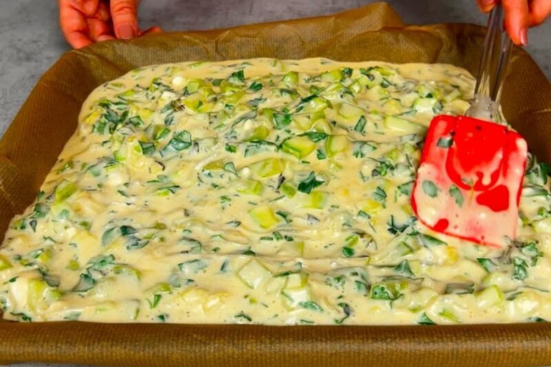 Purus cukinijų pyragas su feta ir jogurtu orkaitėje