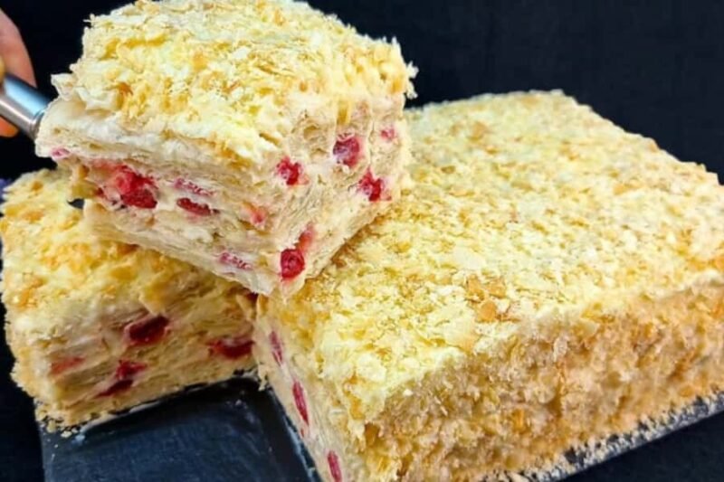 „Napoleono“ tortas su plikytu kremu ir vyšniomis