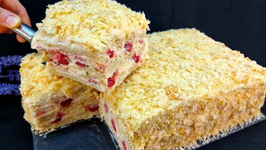„Napoleono“ tortas su plikytu kremu ir vyšniomis – paprastas receptas iš sluoksniuotos tešlos