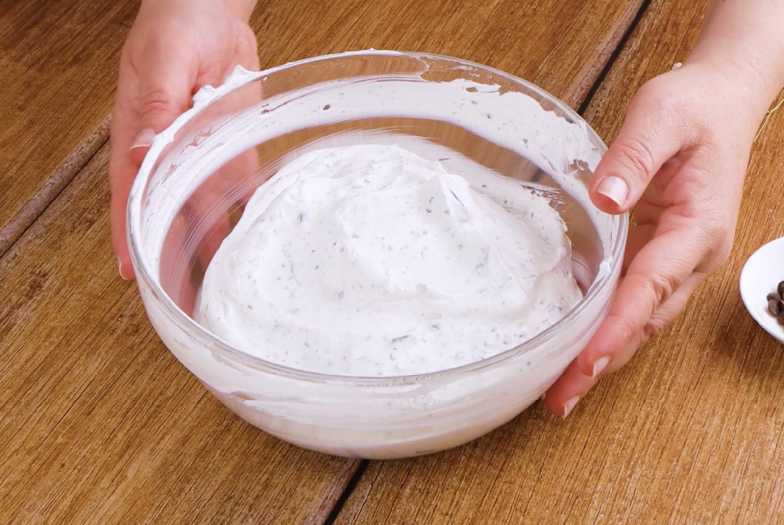 Nekeptas sausainių ir ledų desertas su šokoladu – vos iš 5 ingredientų