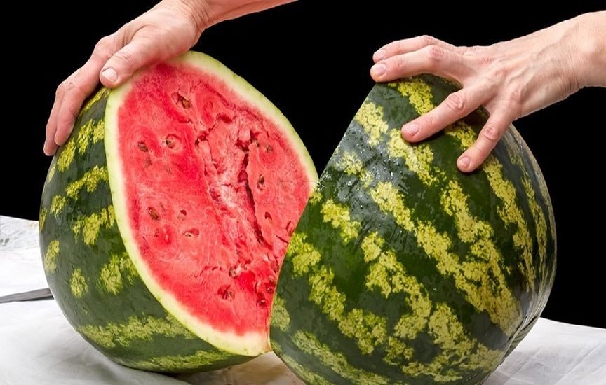 Arbūzas su įtrūkimais viduje – ar jį saugu valgyti?