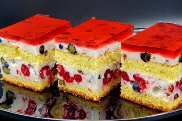 Lengvas jogurtinis putėsių tortas su avietėmis ir mėlynėmis
