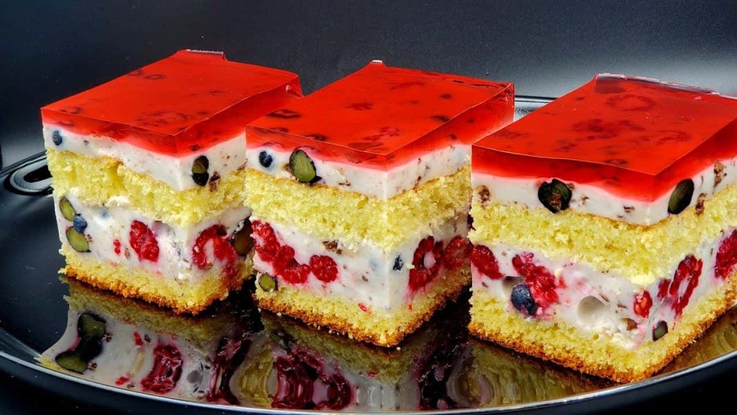 Lengvas jogurtinis putėsių tortas su avietėmis ir mėlynėmis