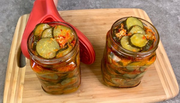 Aštrūs agurkai žiemai su česnakais ir paprika