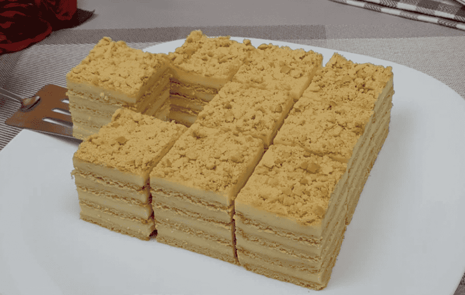 Nekeptas „Plombyro“ tortas su plikytu kremu – paprastas desertas iš sausainių