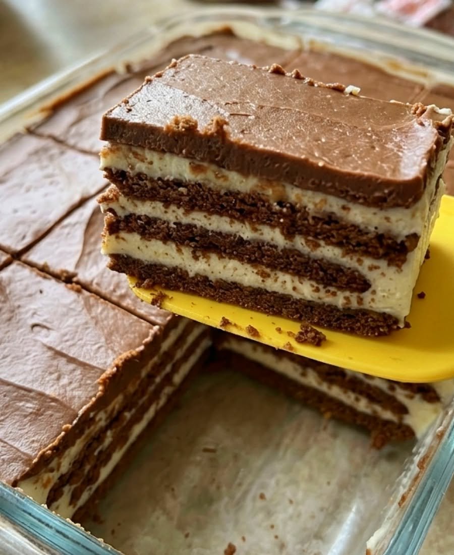 Nekeptas sausainių tortas su vaniliniu kremu ir šokolado glajumi