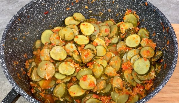 Aštrūs agurkai žiemai su česnakais ir paprika