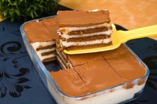 Nekeptas sausainių tortas su vaniliniu kremu ir šokolado glajumi