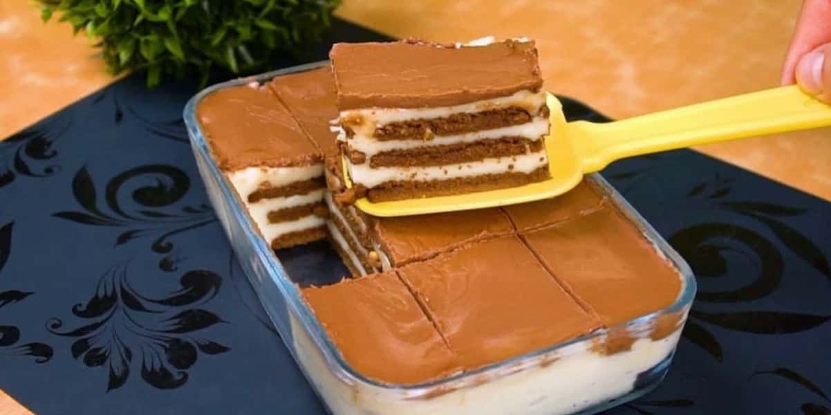 Nekeptas sausainių tortas su vaniliniu kremu ir šokolado glajumi