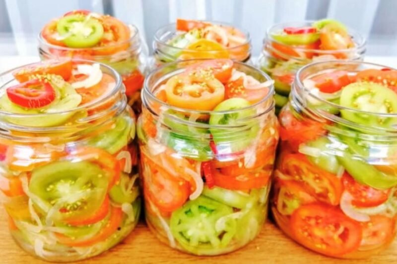 Marinuoti žalieji pomidorai žiemai – traškus ir aromatingas užkandis