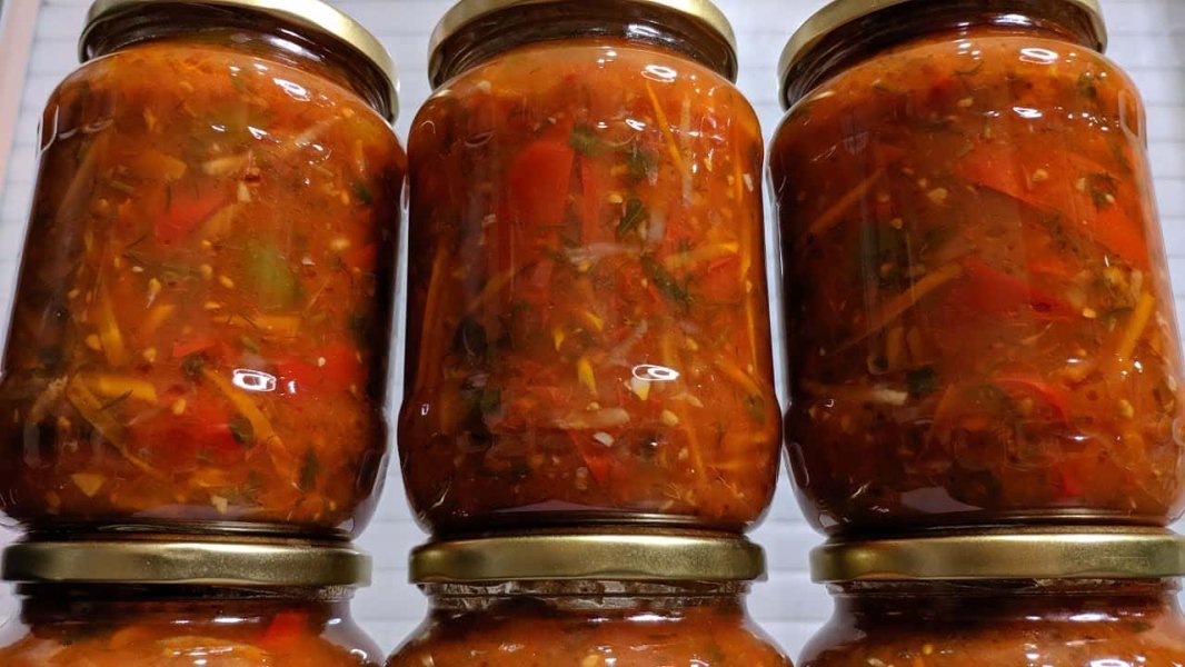 Paprikų lečas žiemai su pomidorais, morkomis, salierais ir česnaku