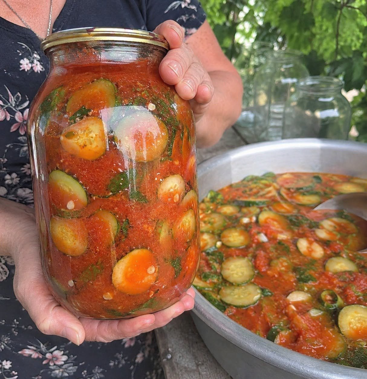 Agurkai pomidorų padaže su česnaku žiemai – traškus ir aromatingas užkandis