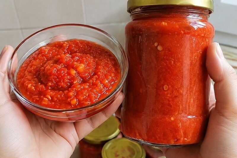 Naminė adžika žiemai su pomidorais, paprika, obuoliais ir česnaku