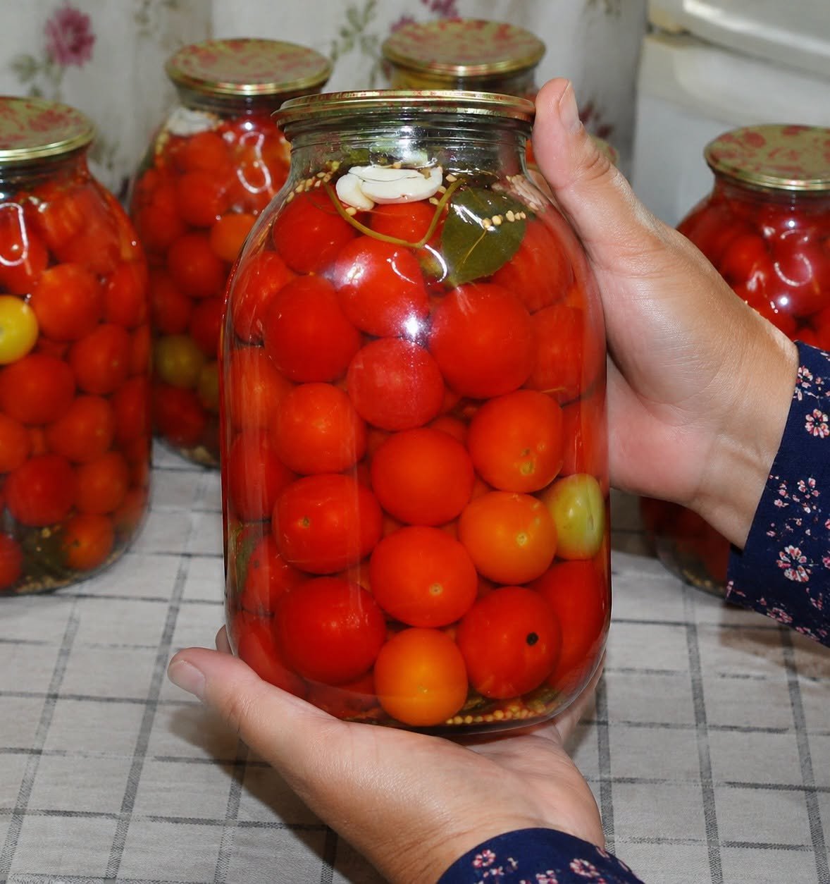 Marinuoti vyšniniai pomidorai žiemai – traškūs, aromatingi ir labai skanūs