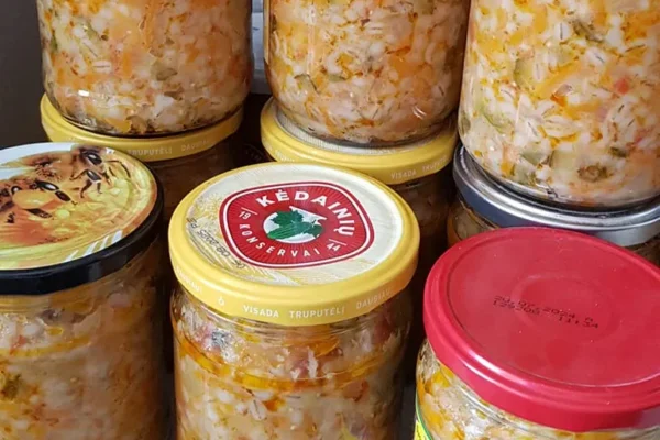 Agurkinė sriuba žiemai su perlinėmis kruopomis, pomidorais ir morkomis