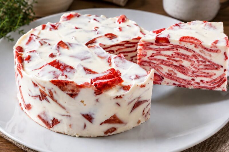 Braškinis blynelių tortas be orkaitės su grietinės kremu