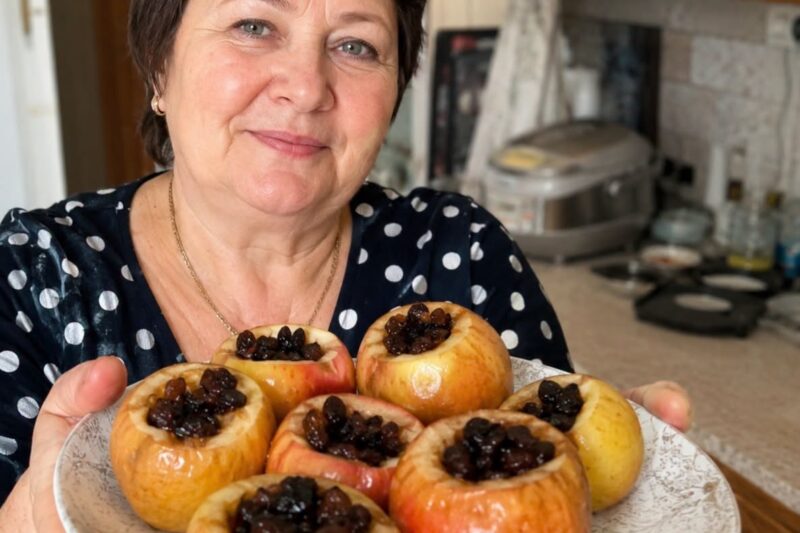 Kepti obuoliai su varške, graikiniais riešutais, razinomis ir medumi