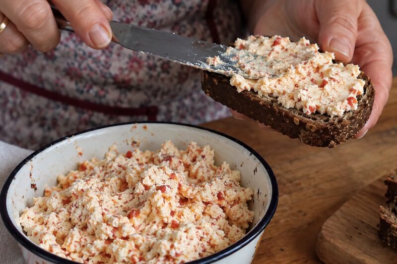 Aštri varškės užtepėlė su česnakais ir paprika – karpatiškas „liutyi syr“ receptas