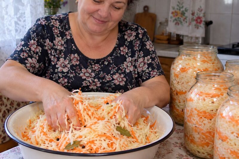 Traškūs rauginti kopūstai su morkomis – klasikinis receptas stiklainyje