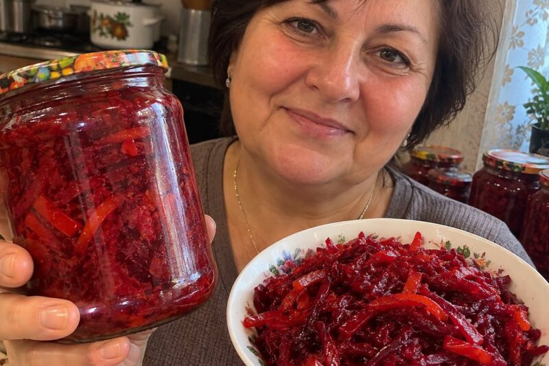 Burokėlių salotos su paprika, pomidorais ir svogūnais