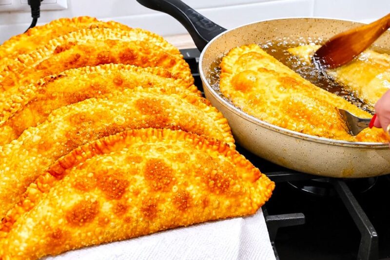 Naminiai čeburekai su mėsa – traški tešla ir sultingas įdaras