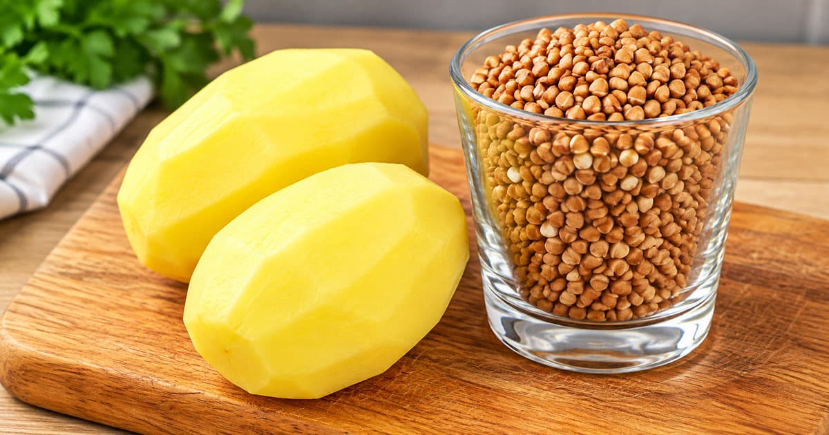 1 stiklinę grikių sumaišau su 2 bulvėmis – iš paprastų produktų iškepu visą keptuvę kotletų