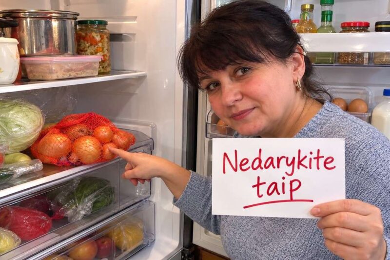 Kaip laikyti svogūnus, kad jie ilgiau nesugestų: kur geriausia juos laikyti namuose