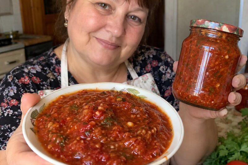 Naminis satsebeli padažas su pomidorais, paprika, česnaku ir kalendra