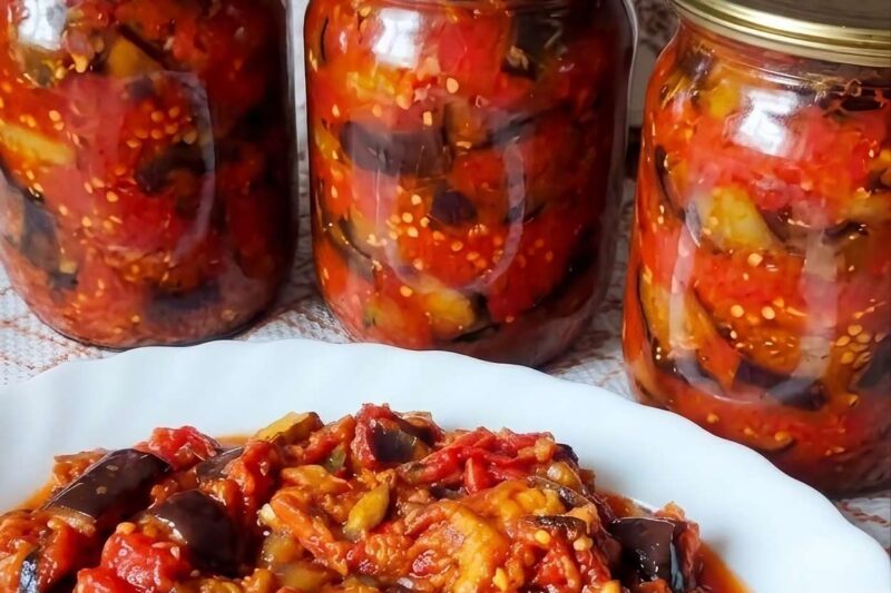 Troškinti baklažanai su pomidorais, česnakais ir svogūnais