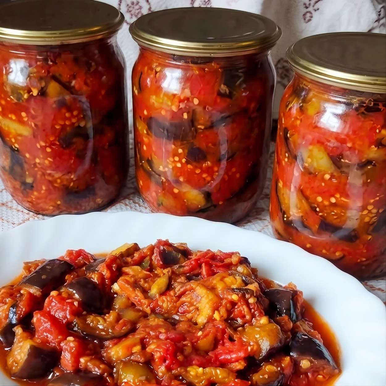 Baklažanų nesmulkinu į ikrus – palieku gabalėliais ir troškinu tirštame pomidorų bei česnakų padaže