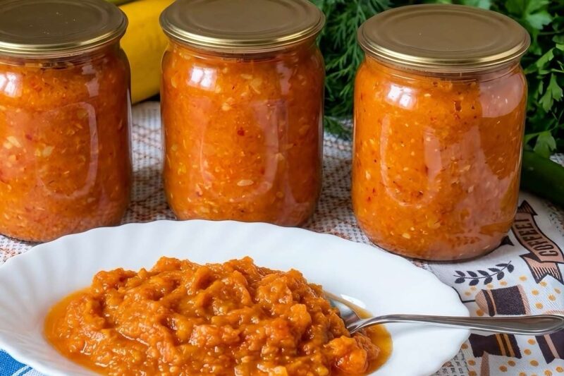 Cukinijų adžika su pomidorų pasta, česnaku ir aitriąja paprika